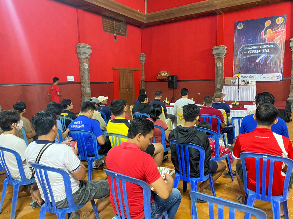 Karang Taruna Catur Budhi menggelar Turnamen Bulutangkis yang digelar di Gedung Olahraga (GOR) Lila Mahotama